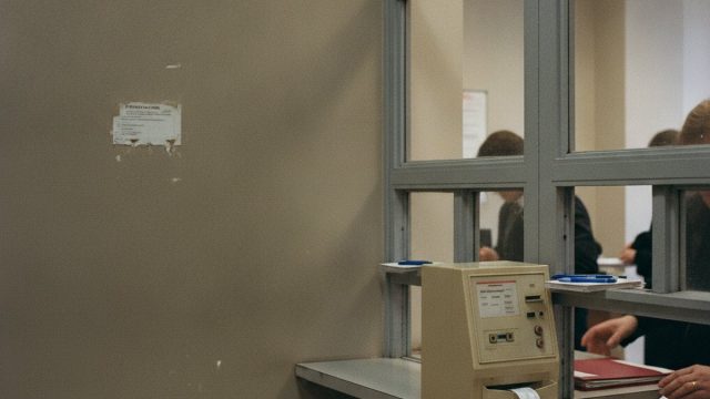 Sala obsługi w urzędzie skarbowym z automatem do biletów kolejkowych