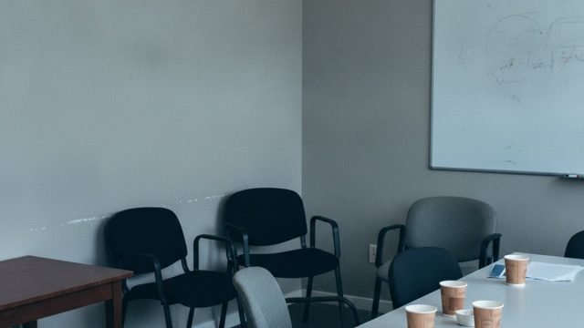 Pusta sala spotkań z krzesłami wokół stołu